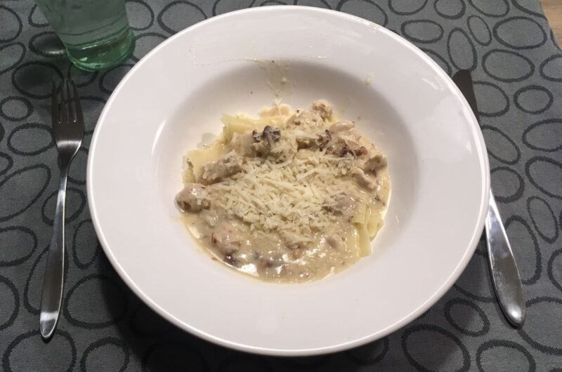 Pasta met kip en amandelen in witte wijn saus