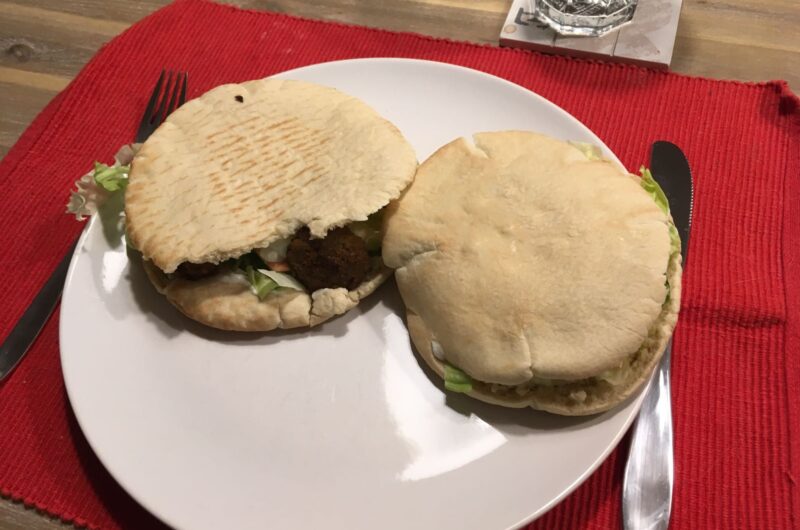 Pita met falafel, sla en tzatziki
