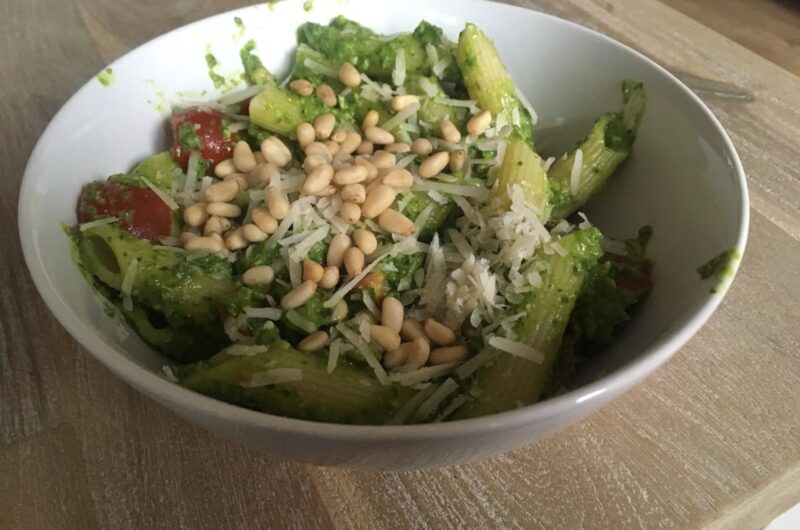 Pasta met avocado/spinaziepesto en cherrytomaatjes