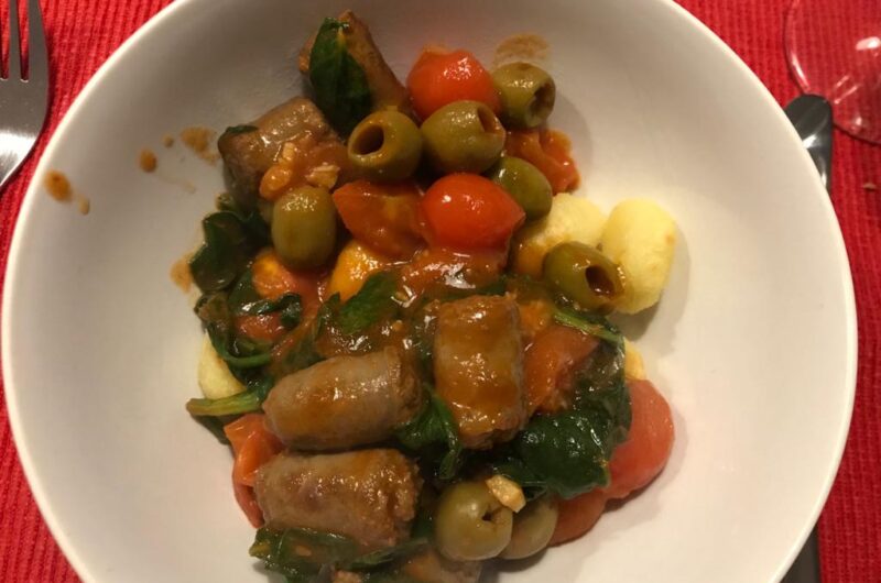 Gnocchi met olijven, worst en tomaatjes